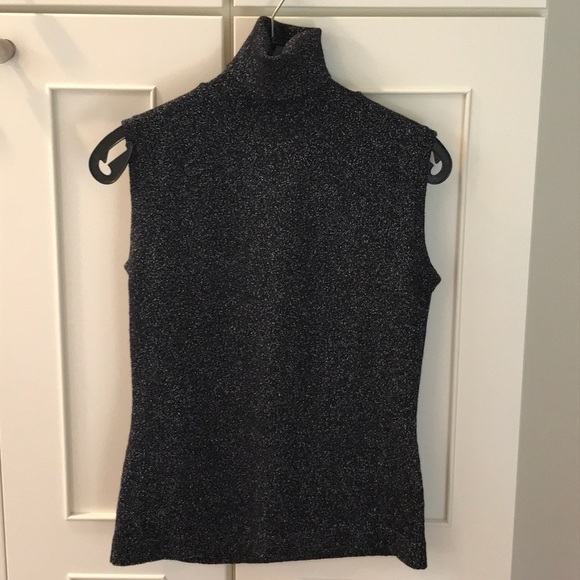 Sleeveless sweater with very high turtleneck - Picture 3 of 3